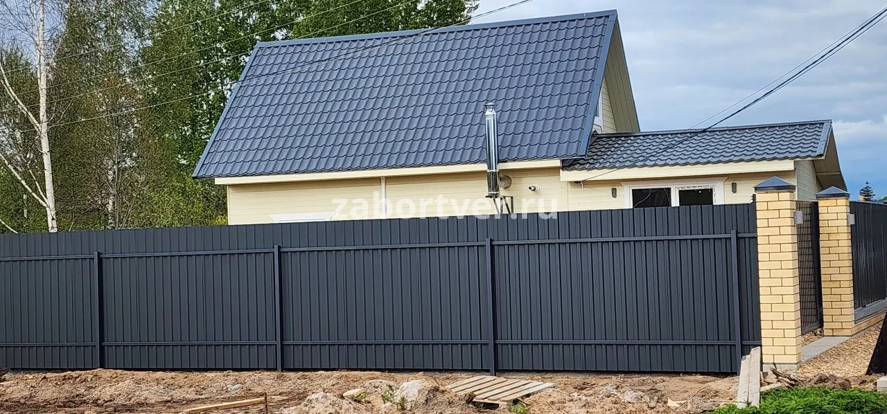 Фото забора из двухстороннего профнастила RAL7024